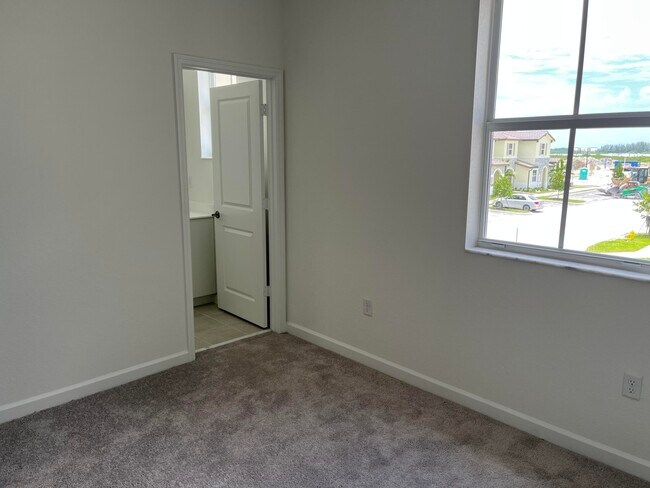 Building Photo - 2624 SE 25th Ct