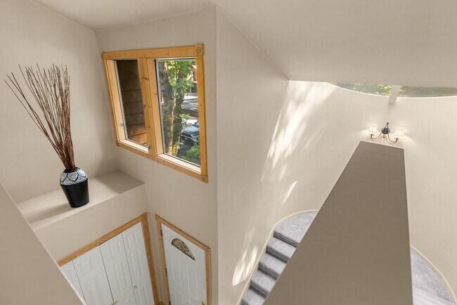Building Photo - 2Bd/1.75Ba Kirkland Condo