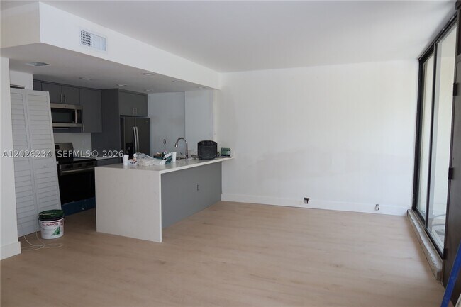 Building Photo - 3190 Bird 15