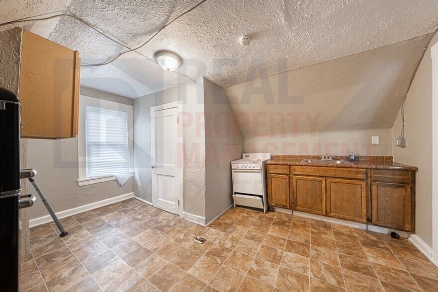 Building Photo - 11702-11704 Saywell Ave,