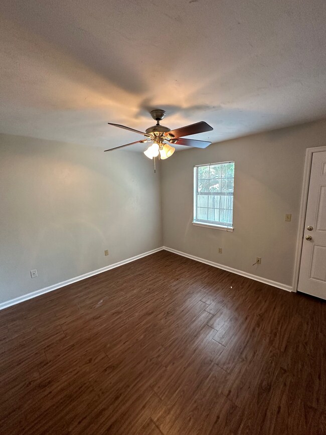 Building Photo - 218-B White Drive - One Bedroom Patio Home