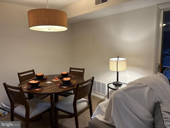 Building Photo - 7 Rockford Rd