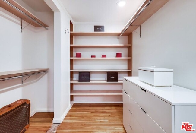 Building Photo - 1275 Havenhurst Dr