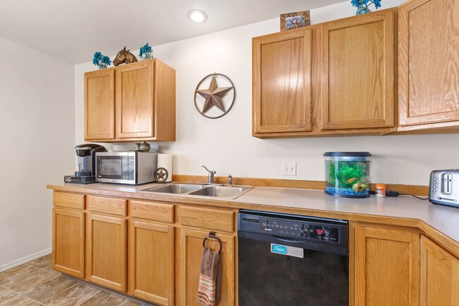Building Photo - Great Three Bedroom Condo in Belgrade!
