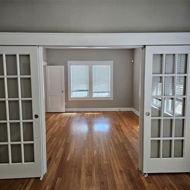 Building Photo - 506 W 7th St