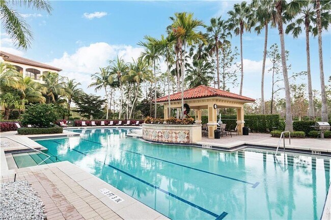 Building Photo - Beautifully decorated split 2/2 in stunnin...