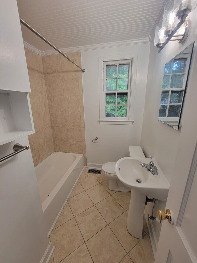Building Photo - 2014 Bluemont Dr