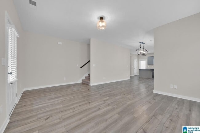 Building Photo - 170 Kings Wy