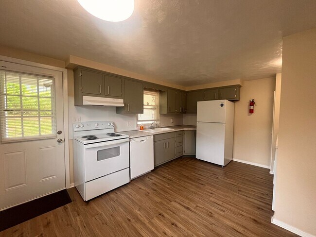 Building Photo - Remodeled Townhome Blocks from Penn State!