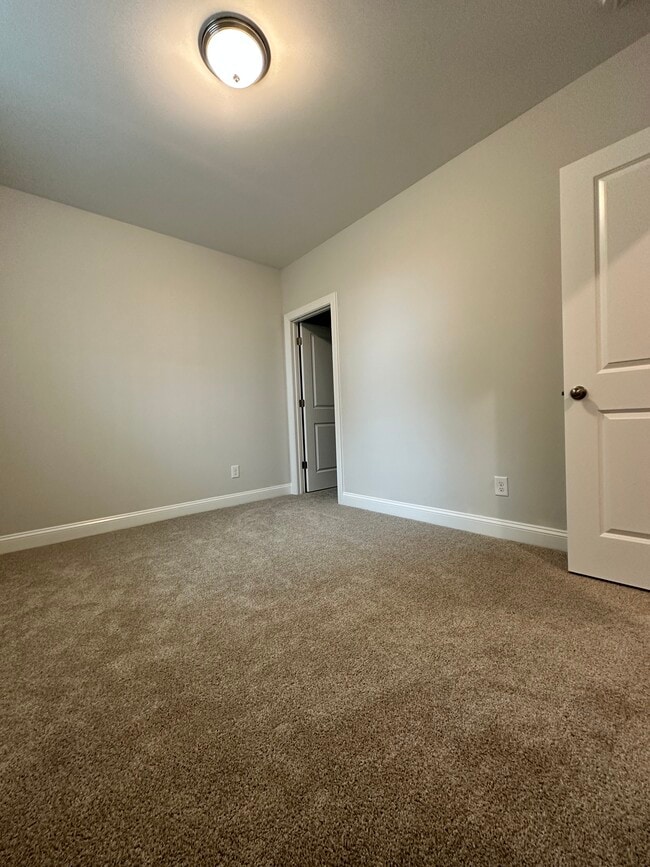 Level 1 bedroom - 579 Forestville Rd