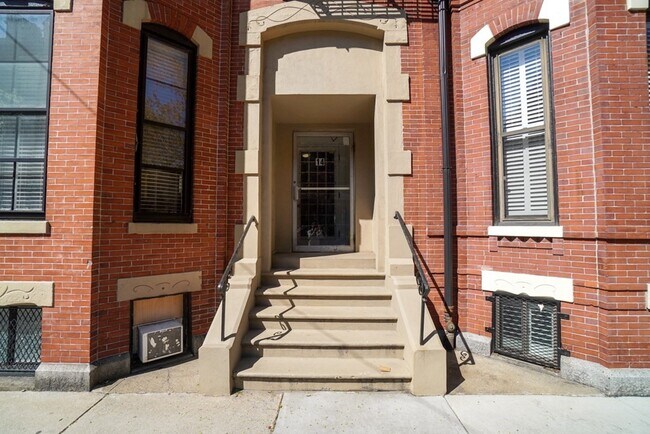 Building Photo - 13 Gloucester St