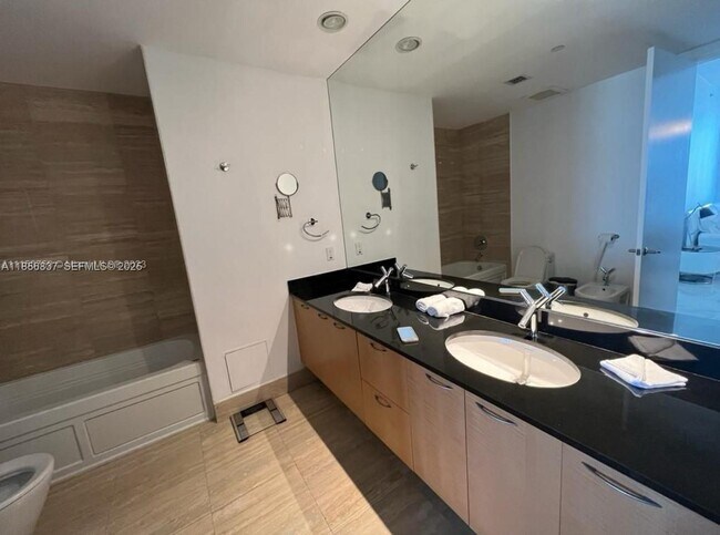 Building Photo - 15811 Collins Ave