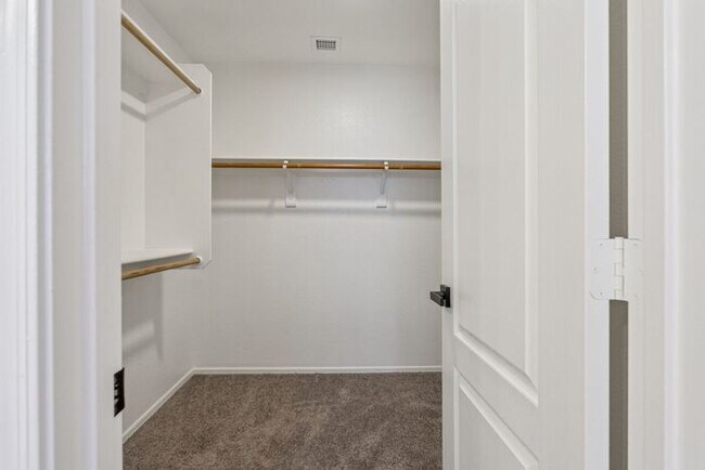 Building Photo - Nice 3 bedroom 2 bath