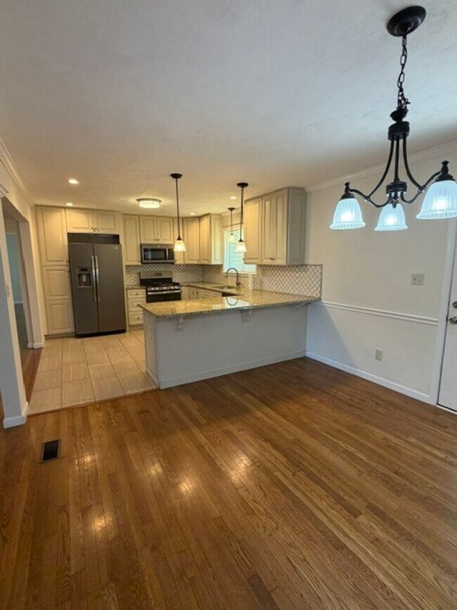 Building Photo - Beautiful 3 Bedroom 2 Bath with fenced in backyard