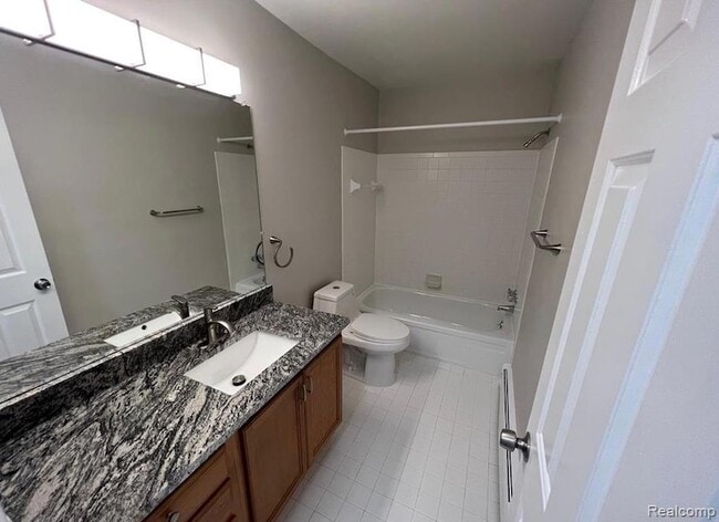 Building Photo - 2445 Torquay Ave