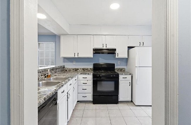 Building Photo - 852 Glynn Oaks Dr