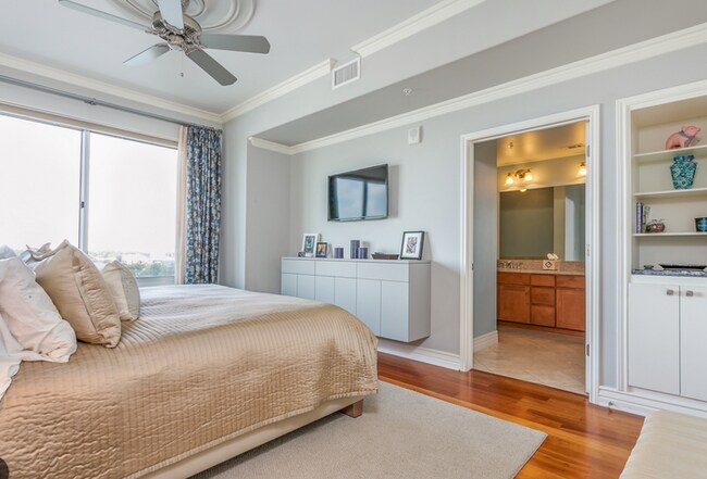 Building Photo - 215 Center St