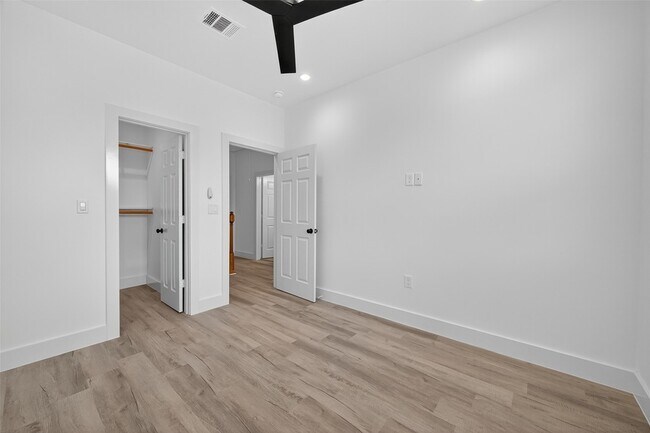 Building Photo - 5027 Willow Glen Dr