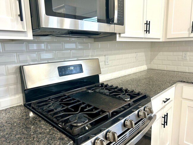 Building Photo - Centerton Home Available NOW! 4 bed, 2 full bath no carpet home. LARGE fenced backyard