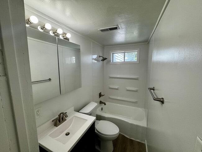 Building Photo - Newly Remodeled Home for Rent in Moline