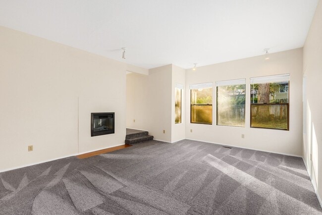 Building Photo - Redmond 3BR | 1.5BA Duplex with Attached Garage — Newly Reduced Rate