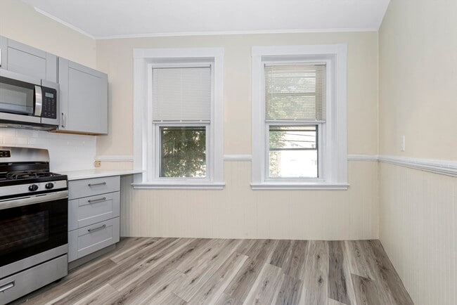 Building Photo - 46 Brackett St