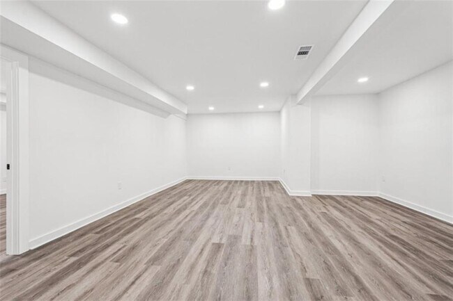 Building Photo - 119 Kelso Dr SW