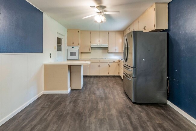 Building Photo - 4 Bed 3 Bath Brick Home with Fenced Yard