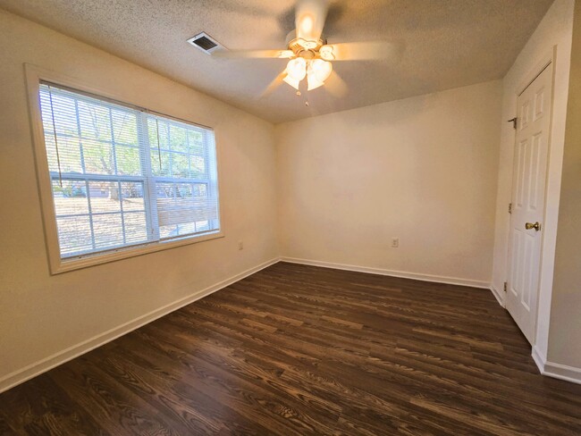 Building Photo - "Spacious 1391 Sq Ft Condo in Raleigh's Pr...