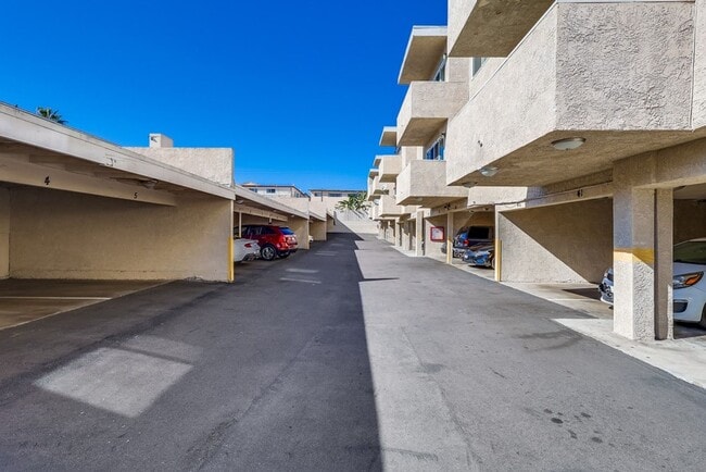 Building Photo - 537 E Hyde Park Blvd