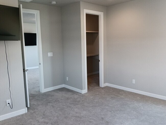 Building Photo - Stunning 4-bedroom, 3.5-bathroom home loca...