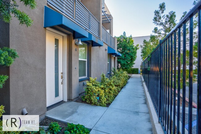 Building Photo - TRI-LEVEL TOWNHOME IN ELEMENTS OF ROSEMEAD!