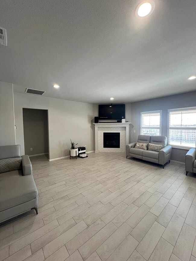 Building Photo - 7600 Silver Crk Ct