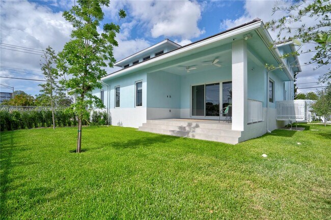 Building Photo - 1805 NW 22nd Ct