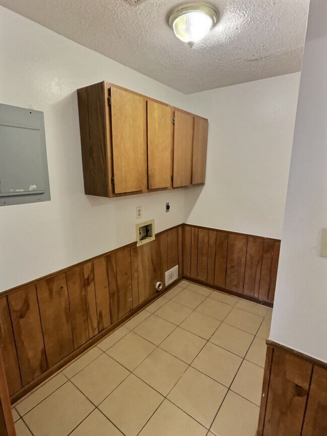 Building Photo - 1109 Hickory Dr