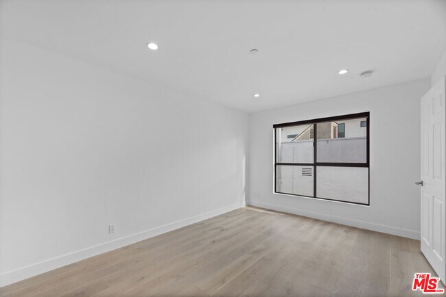 Building Photo - 725 N Alfred St