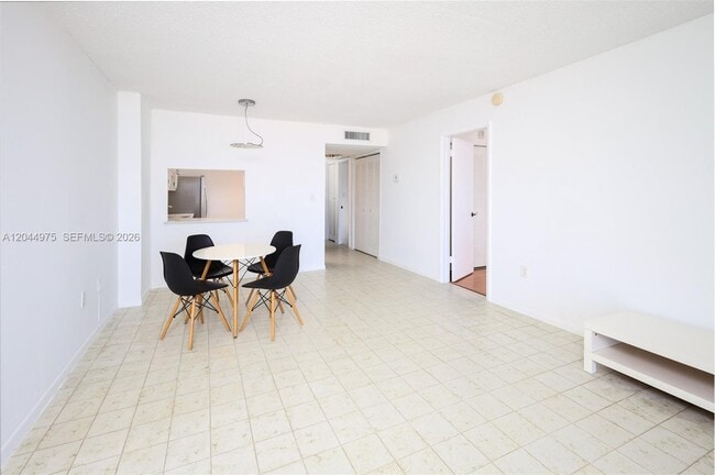 Building Photo - 6900 Bay Dr