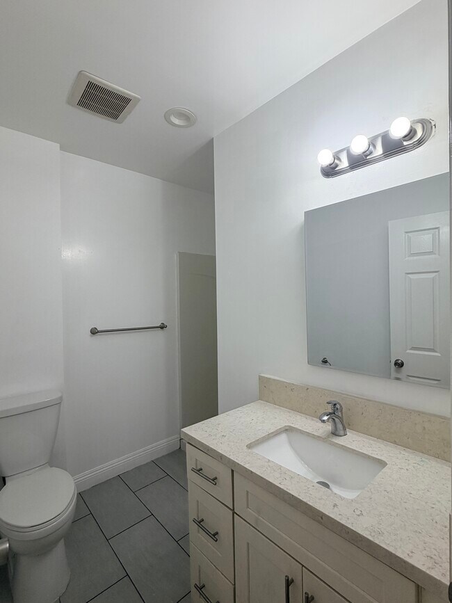 Building Photo - 1324 S Van Ness Ave