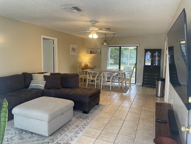 Building Photo - 980 Manati Ave