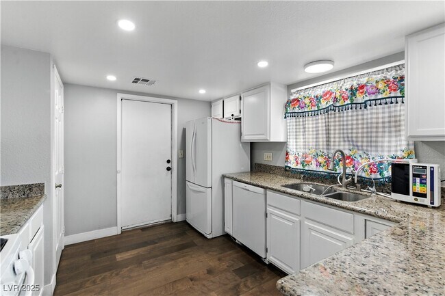 Building Photo - 3280 Dayflower St