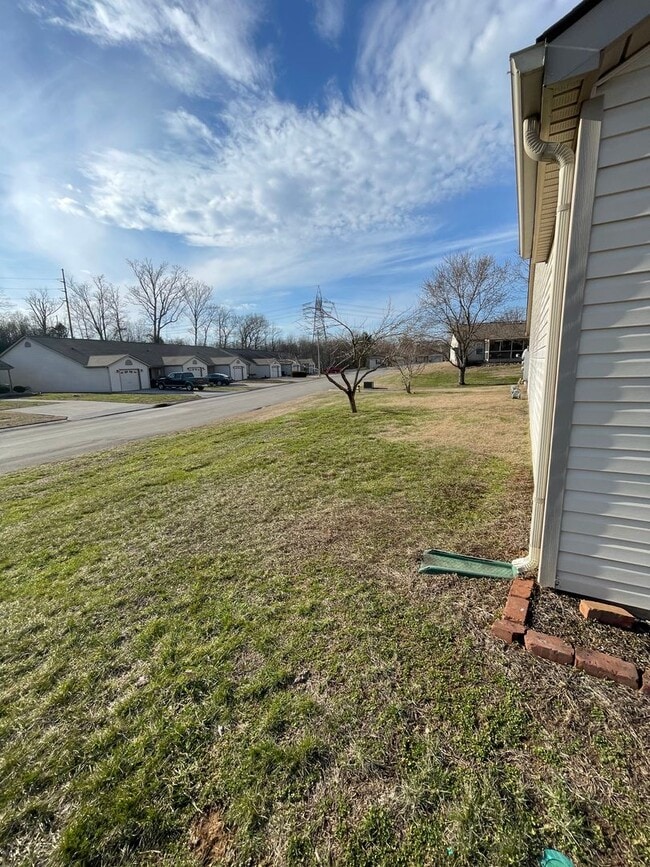 Building Photo - Maryville 37801 - 2 bedroom, 2 bath condo with a 1-car garage & sunroom - Call Tom Parry (865) 60...