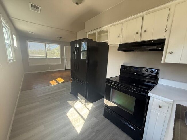 Building Photo - Remodeled Madison Brick Duplex!! 2/1 Large...