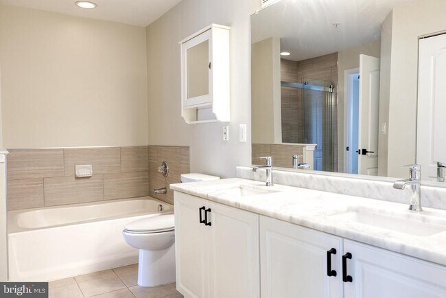 Building Photo - 400 Symphony Cir
