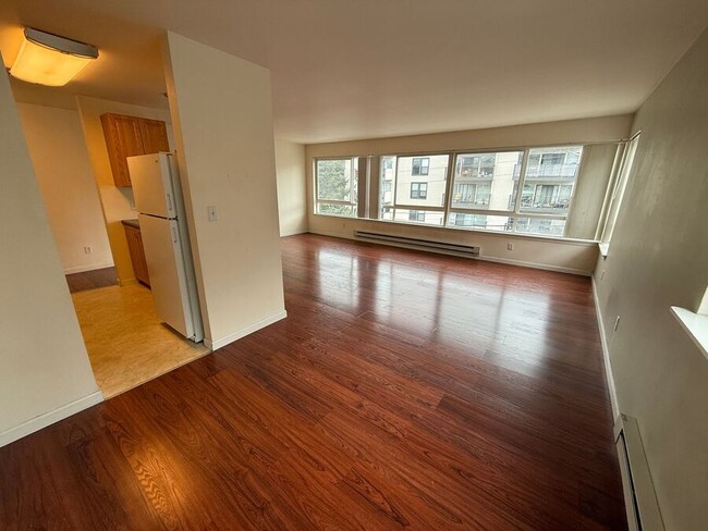 Building Photo - Spacious 2 bedroom with hardwood floors. W...