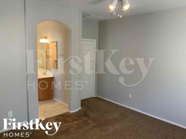 Building Photo - 3032 E Pinto Valley Rd