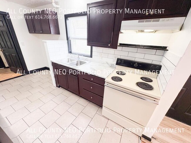 Building Photo - 857 S Waverly St