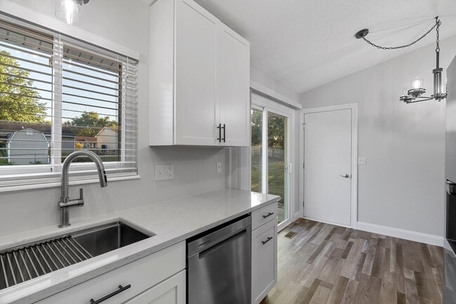 Building Photo - Luxury Remodeled 3Bed/2Bath w/ Finished Ba...