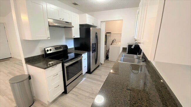 Building Photo - Updated 3/2 w/ Stainless Steel Appliances,...