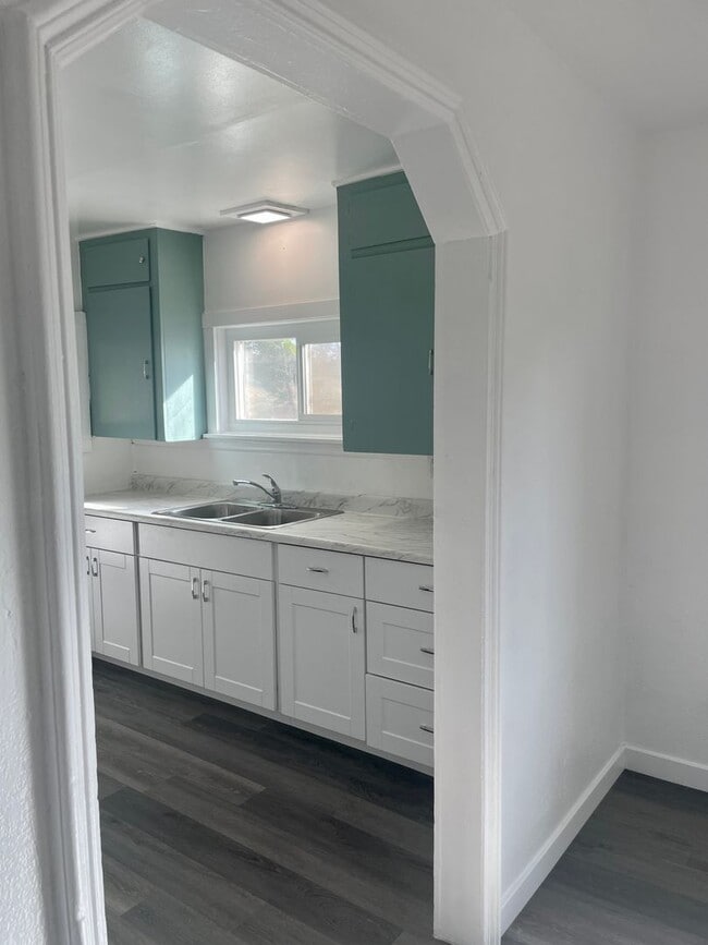 Building Photo - Adorable 2 Bedroom 1 Bath