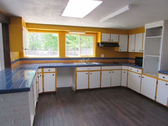 Building Photo - Ranch Style Farm